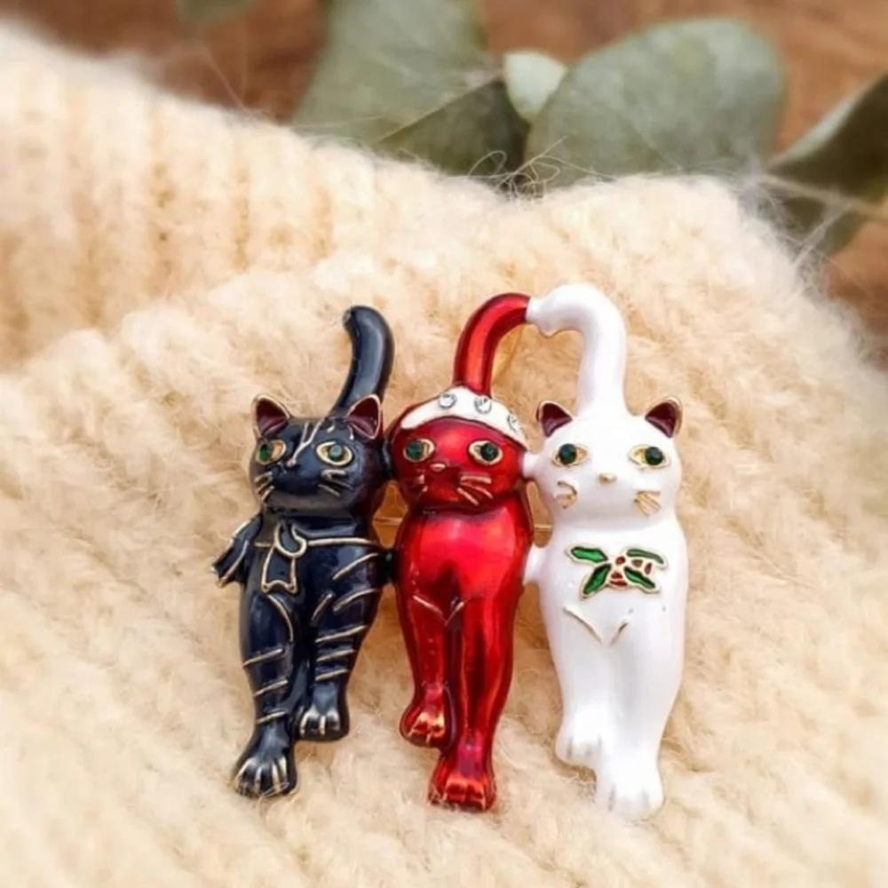Festive Trio Cat Figurines - Holiday Christmas Brooch - Picture 2 of 3